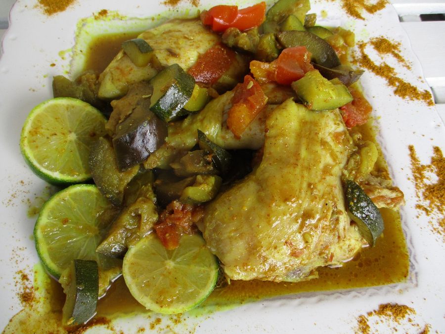 Poulet colombo, plat créole préparé par Le Paille en Queue, traiteur en Dordogne