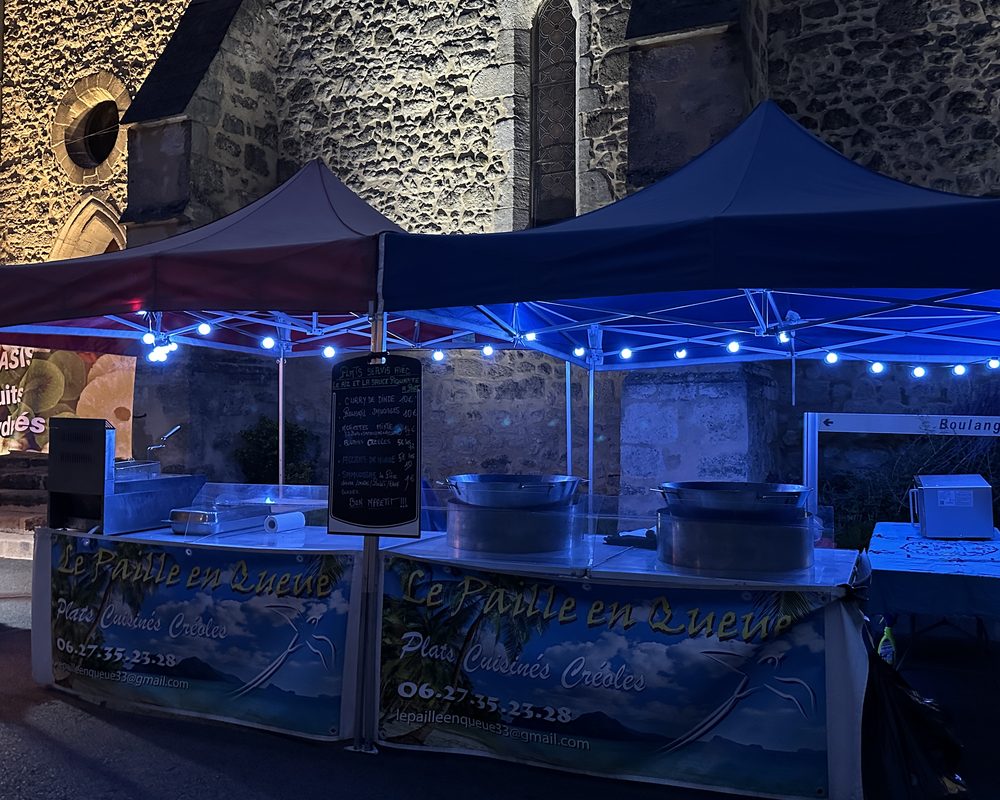 Le stand du Paille en Queue sur un marché de Dordogne